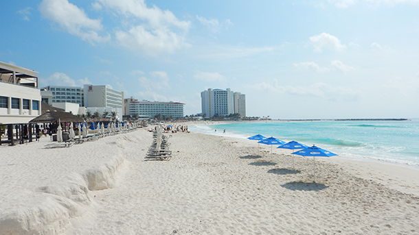Playa Gaviota Azul Cancún Playa Gaviota Azul com o Mandala Beach Club e na sequência os resorts Kristal Cancún, Kristal Grand e Hyatt Ziva
