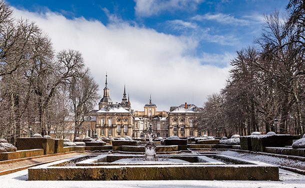 Palácio Real de La Granja de San Ildefonso com neve no inverno Palácio Real de La Granja de San Ildefonso
