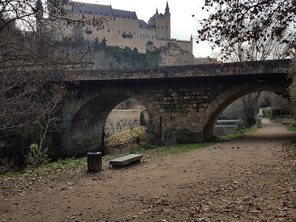 Rio Eresma - Segóvia - Espanha Calle de San Marcos - Segóvia - Espanha