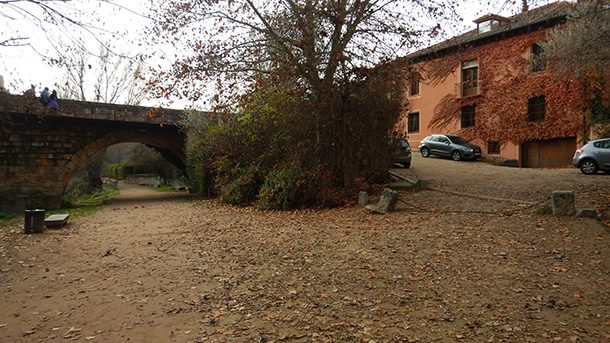Rio Eresma - Segóvia - Espanha Calle de San Marcos - Segóvia - Espanha