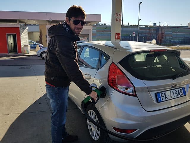 Abastecendo carro alugado Abastecendo carro alugado