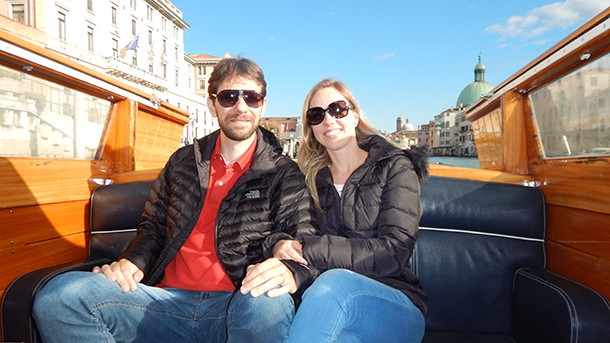 Fred Prezotto e sua esposa Renata em um barco em Veneza, Itália