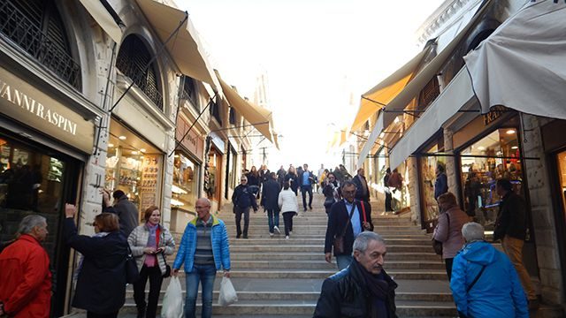 Ponte de Rialto - Veneza Ponte de Rialto - Veneza