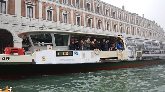 Vaporetto (ônibus-barco) em Veneza