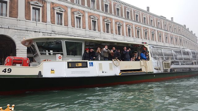 Vaporetto (ônibus-barco) em Veneza Vaporetto (ônibus-barco) em Veneza
