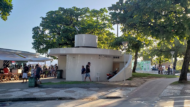 Banheiro público na Praia do Boqueirão - Santos - SP