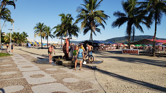 Ducha na Praia do Boqueirão - Santos - SP