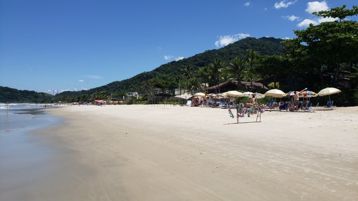 Praia de Juquehy em frente à Chez Louise et Louis