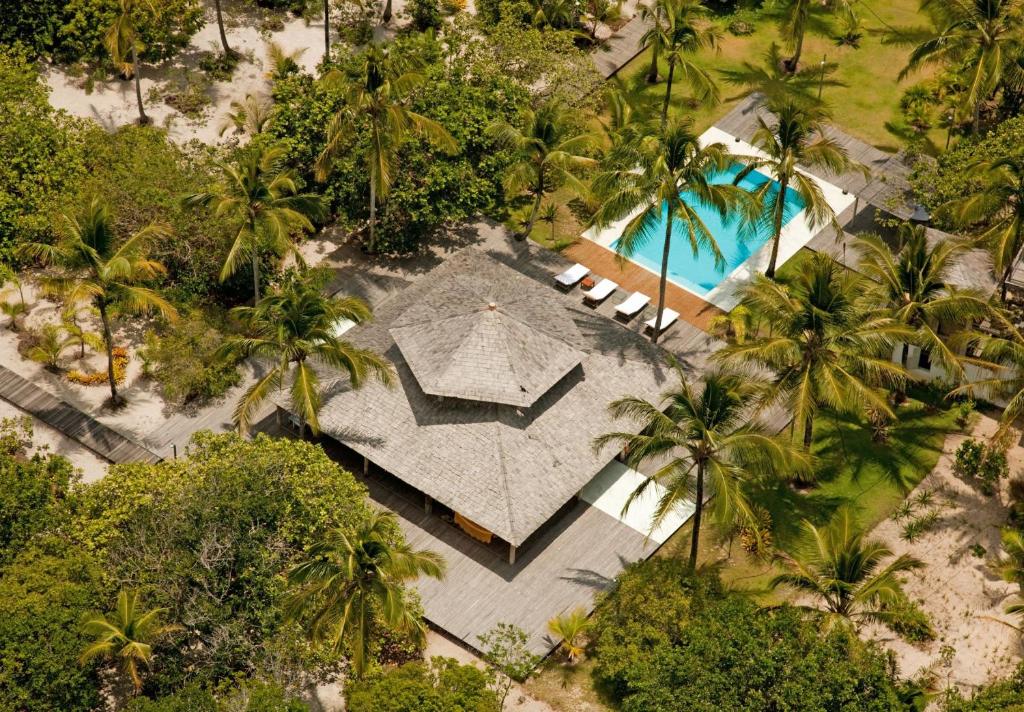 Bangalô e piscina em meio à coqueirais no Hotel Vila Naiá em Corumbau Bangalô e piscina em meio à coqueirais no Hotel Vila Naiá em Corumbau