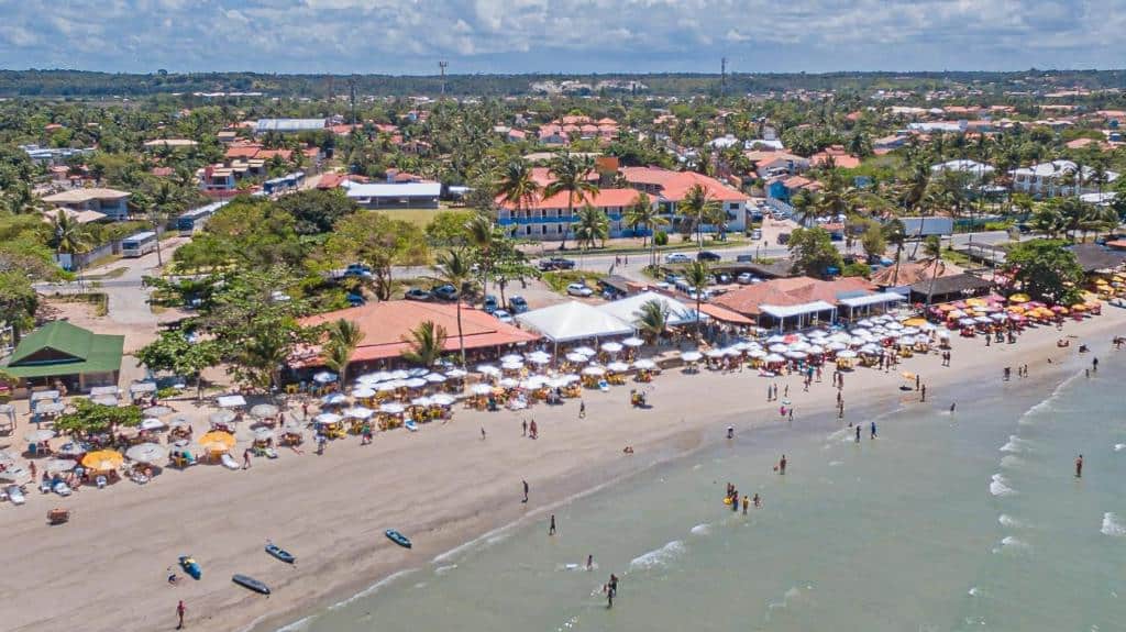 Praia de Coroa Vermelha com suas várias barracas. No meio da foto o Hotel Sueds Segundo Sol, o maior da praia Hotel Sueds Segundo Sol - Praia de Coroa Vermelha - Santa Cruz Cabrália
