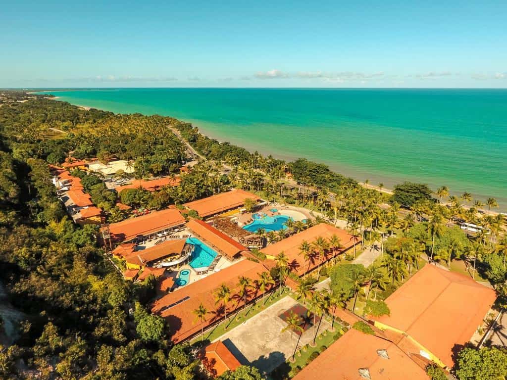 Vista da Praia de Itacimirim com o Porto Seguro Praia Resort All Inclusive em destaque Porto Seguro Praia Resort - Praia de Itacimirim - Porto Seguro