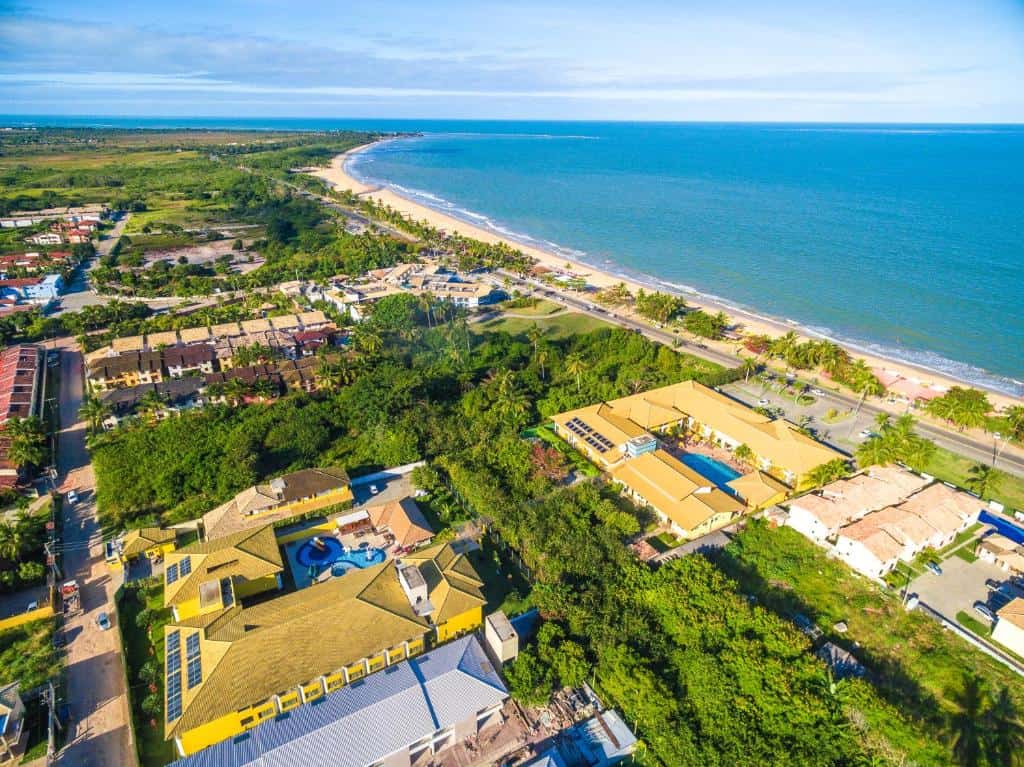 Vista da Praia de Taperapuã e suas barracas, com o Transoceanico Praia Hotel em destaque Transoceanico Praia Hotel - Praia de Taperapuã - Porto Seguro