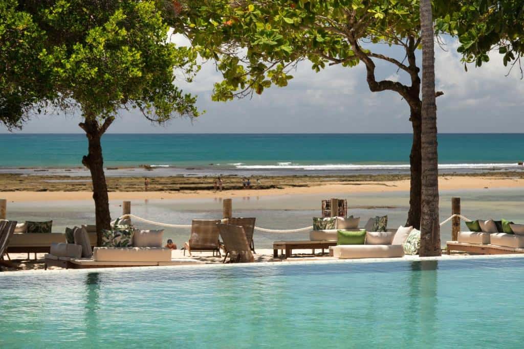 Piscina com vista para o mar no Kûara Hotel pé na areia na Praia do Parracho, Arraial d'Ajuda Piscina com vista para o mar no Kûara Hotel pé na areia na Praia do Parracho, Arraial d'Ajuda