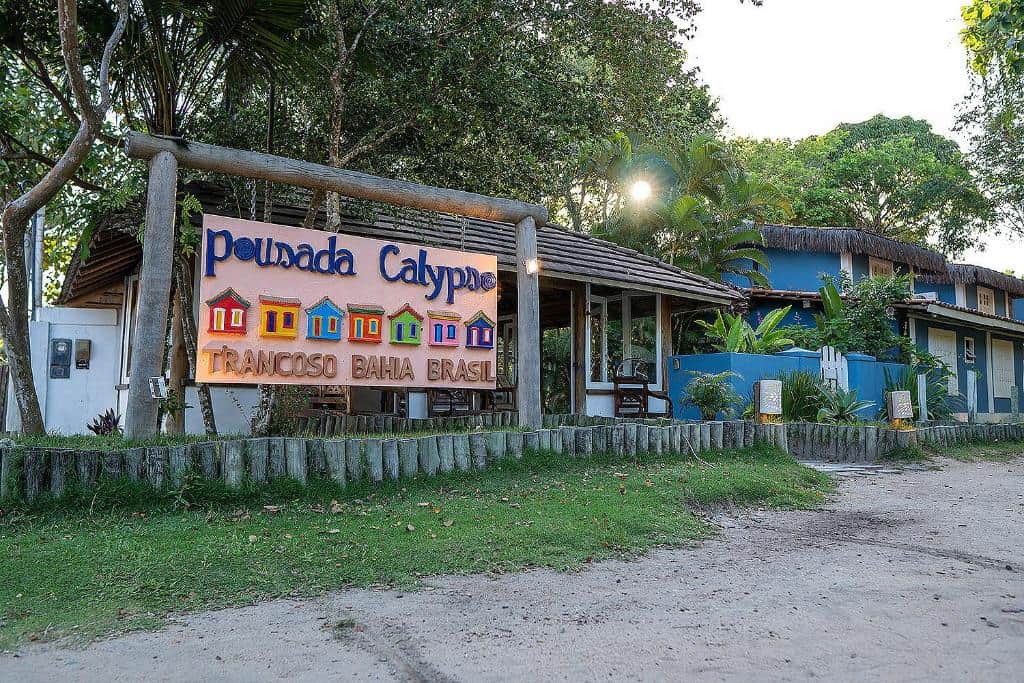 Pousada Calypso em Trancoso com jardim tropical e decoração rústica nos arredores do Quadrado Pousada Calypso em Trancoso com jardim tropical e decoração rústica nos arredores do Quadrado