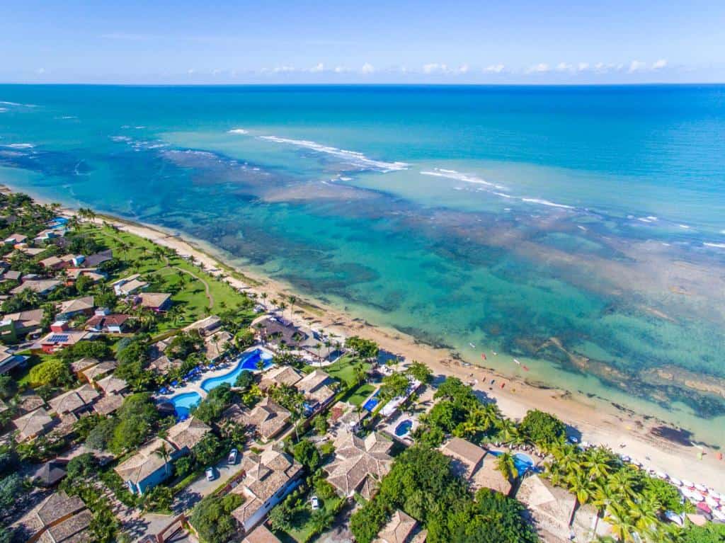 Vista aérea da Praia do Mucugê em Arraial d'Ajuda com hotéis pé na areia e mar azul Vista aérea da Praia do Mucugê em Arraial d'Ajuda com hotéis pé na areia e mar azul
