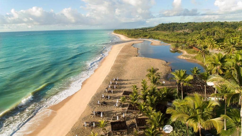Vista panorâmica da Praia do Rio da Barra em Trancoso mostrando a foz do rio e a infraestrutura do Rio da Barra Villa Hotel Vista panorâmica da Praia do Rio da Barra em Trancoso mostrando a foz do rio e a infraestrutura do Rio da Barra Villa Hotel