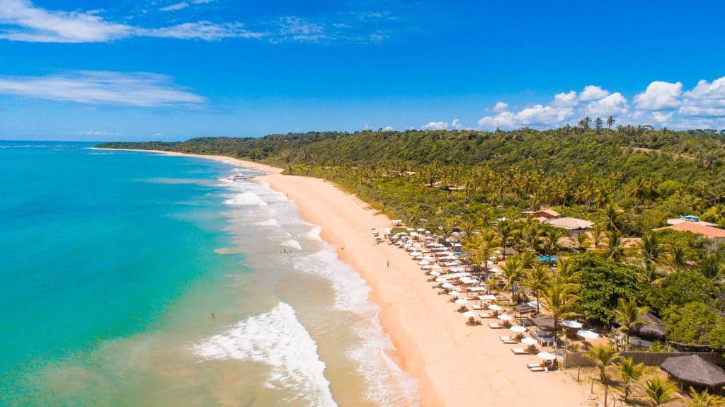 Vista aérea da Praia do Rio Verde em Trancoso com destaque para os coqueirais, a faixa de areia dourada e a estrutura da pousada Travel Inn Pousadas & Beach Club Vista aérea da Praia do Rio Verde em Trancoso com destaque para os coqueirais, a faixa de areia dourada e a estrutura da pousada Travel Inn Pousadas & Beach Club