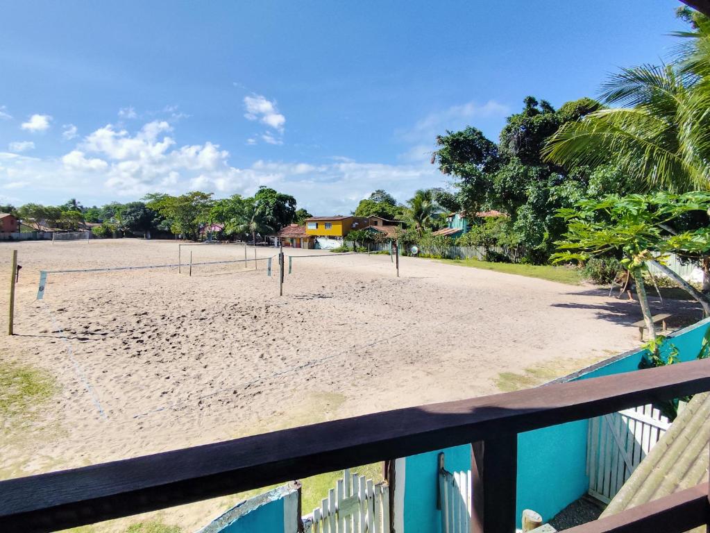 Campo de futebol de areia cercado por vegetação nativa e coqueiros nos arredores residenciais da Vila de Caraíva, Bahia Campo de futebol de areia cercado por vegetação nativa e coqueiros nos arredores residenciais da Vila de Caraíva, Bahia