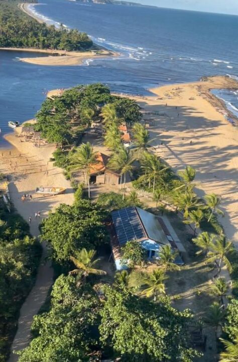 Vista aérea da Praia da Barra em Caraíva mostrando o estreitamento da península de areia e o encontro do rio com o mar aberto Vista aérea da Praia da Barra em Caraíva mostrando o estreitamento da península de areia e o encontro do rio com o mar aberto