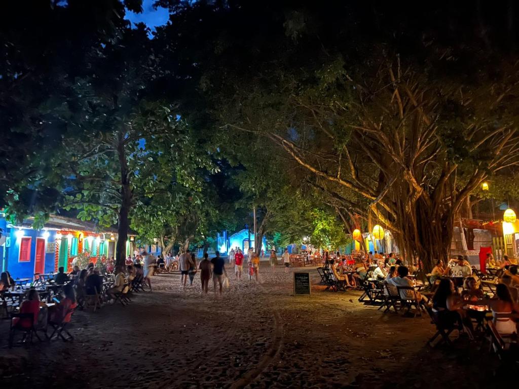 Foto noturna da Praça da Matriz em Caraíva, com iluminação rústica, casinhas coloridas, igrejinhas, bares e restaurantes Foto noturna da Praça da Matriz em Caraíva, com iluminação rústica, casinhas coloridas, igrejinhas, bares e restaurantes