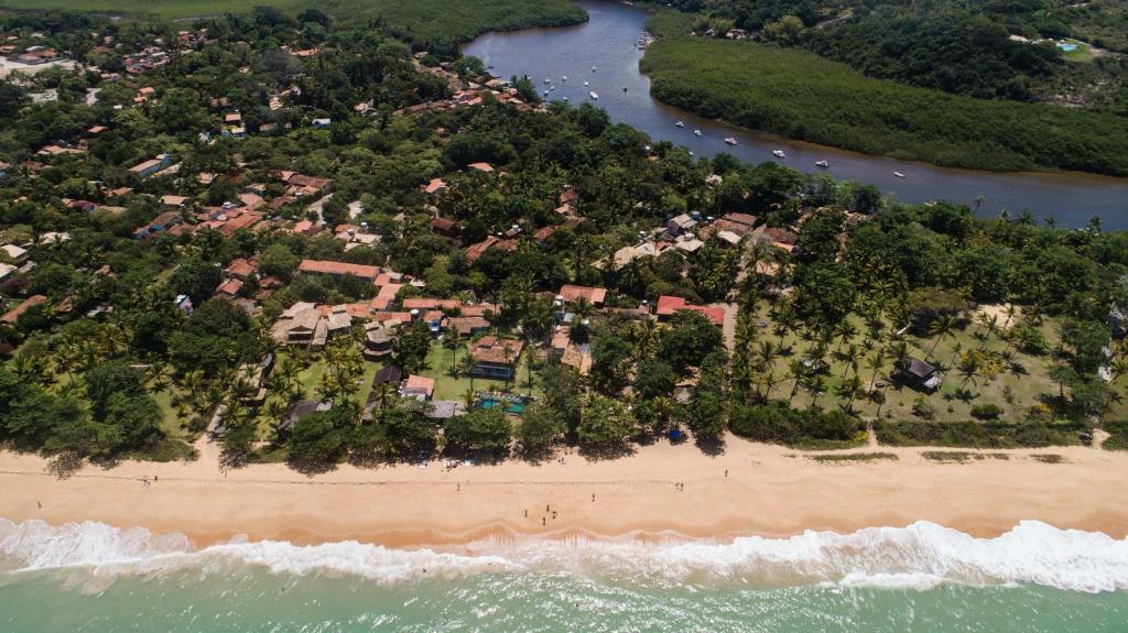 Vista área da Vila de Caraíva com a Praia de Caraíva de um lado e a Beira do Rio do outro Vista área da Vila de Caraíva com a Praia de Caraíva de um lado e a Beira do Rio do outro