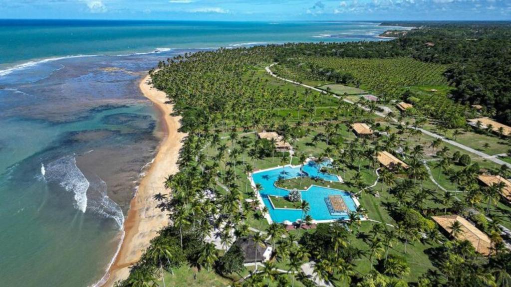 Vista aérea do Reserva Jacumã Boutique Hotel isolado entre o coqueiral e o mar da Praia de Jacumã, Bahia Vista aérea do Reserva Jacumã Boutique Hotel isolado entre o coqueiral e o mar da Praia de Jacumã, Bahia