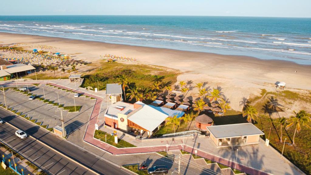 Praia de Aruana - Aruanã Eco Praia Hotel - Aracaju Vista aérea da faixa de areia batida da Praia de Aruana em Aracaju, destacando o bar de praia em frente ao Aruanã Eco Praia Hotel.