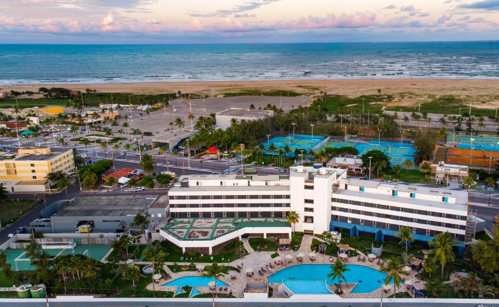 Del Mar Hotel - Orla de Atalaia - Aracaju Vista aérea da Orla de Atalaia em Aracaju, destacando a estrutura de piscinas do Del Mar Hotel em frente à Praça de Eventos e com a Praia de Atalaia e o mar ao fundo.