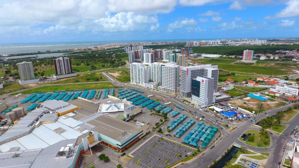 Vista área do Shopping Jardins e NB Hotéis - Aracaju Vista aérea do bairro nobre Jardins em Aracaju, mostrando a estrutura do Shopping Jardins e edifícios de perfil executivo no entorno, incluindo o NB Hotéis.
