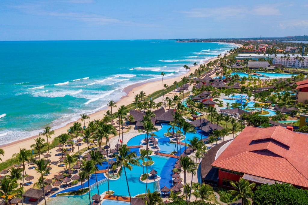 Enotel Porto de Galinhas Resort Vista aérea da Praia do Cupe, com resorts pé na areia, coqueirais e mar aberto em Porto de Galinhas.