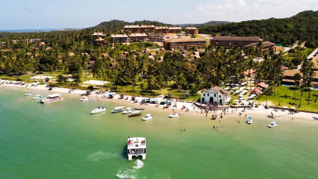 Igrejinha dos Carneiros e Eco Resort Praia dos Carneiros Igrejinha de São Benedito (Igrejinhas dos Carneiros), no Lado Rio da Praia dos Carneiros, cercada por coqueirais e pelo Eco Resort Praia dos Carneiros.