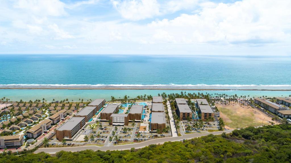 Vista aérea da Praia de Muro Alto, com a piscina natural e resorts pé na areia em Porto de Galinhas. Porto 2 Life Resort - Muro Alto - Porto de Galinhas