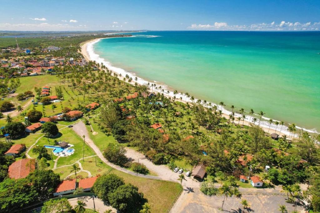 Pousada Xalés de Maracaípe - Porto de Galinhas Vista aérea da Praia de Maracaípe, com extensa faixa de areia, coqueirais e o vilarejo ao sul de Porto de Galinhas.