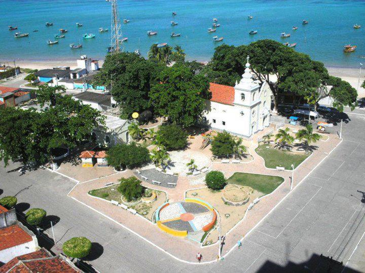 Praça Constantino Gomes - Praia do Centro - São José da Coroa Grande Vista aérea da Praça Constantino Gomes e da Igreja Matriz em frente à Praia do Centro de São José da Coroa Grande.