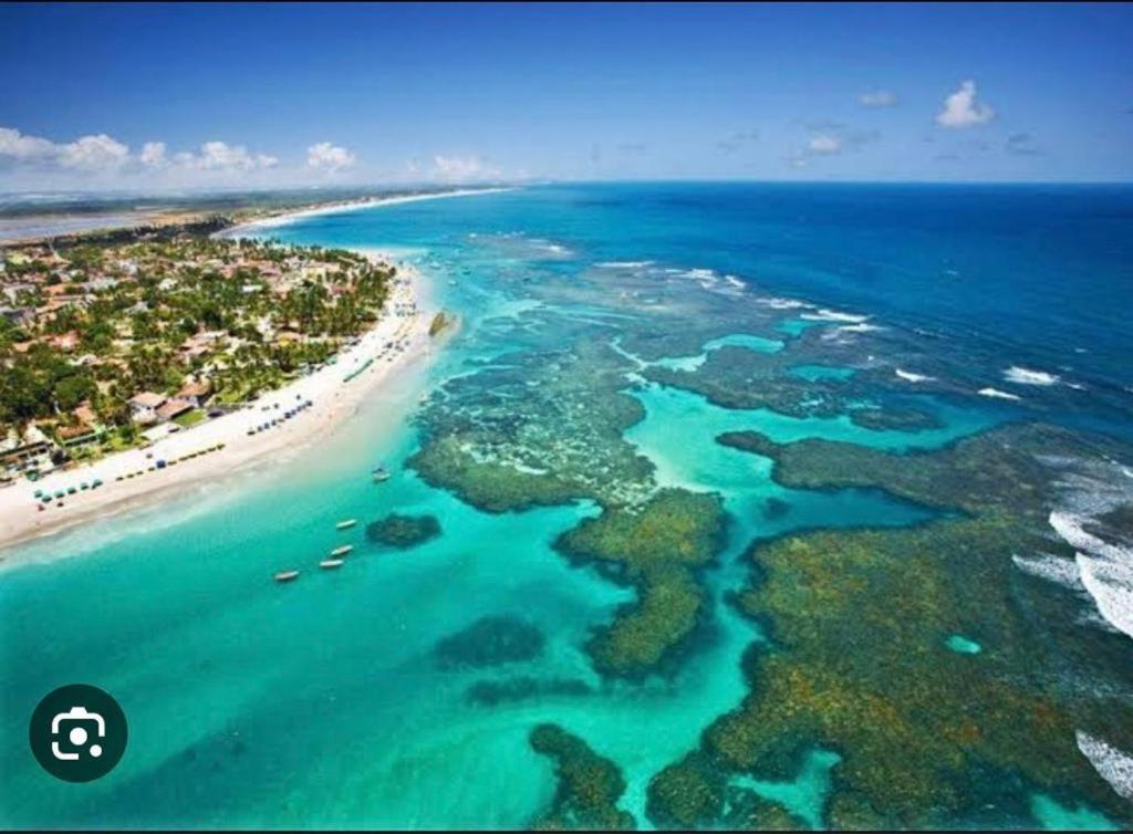 Praia das Campas - Tamandaré Vista aérea da Praia das Campas em Tamandaré mostrando a barreira de recifes de corais, águas calmas na maré baixa e a orla.
