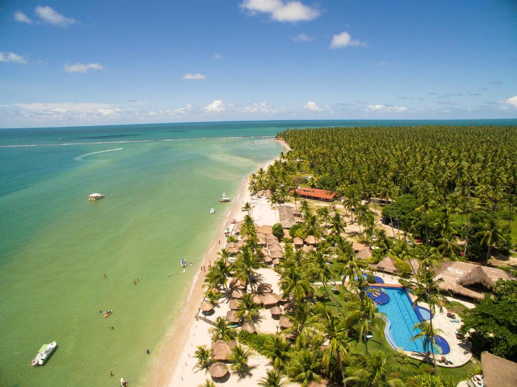 Praia dos Carneiros - Tamandaré - Pernambuco Vista aérea da Praia dos Carneiros em Tamandaré mostrando a faixa de areia clara, o coqueiral denso, o mar esverdeado e a piscina da Pousada Praia dos Carneiros na foz do Rio Formoso.
