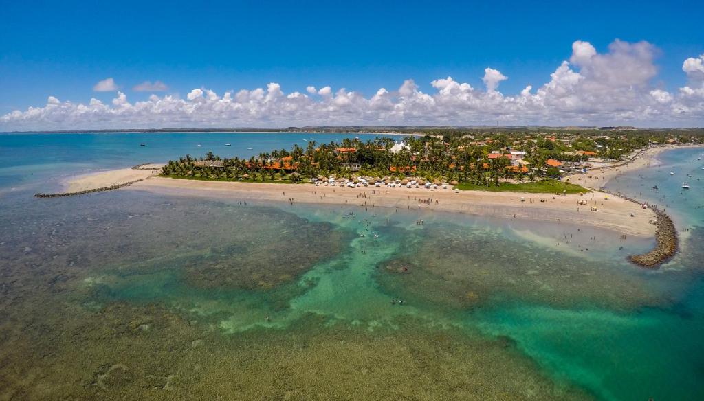 Serrambi Resort - Porto de Galinhas Vista aérea da Ponta de Serrambi, com o Serrambi Resort, piscinas naturais e mar cristalino ao sul de Porto de Galinhas.