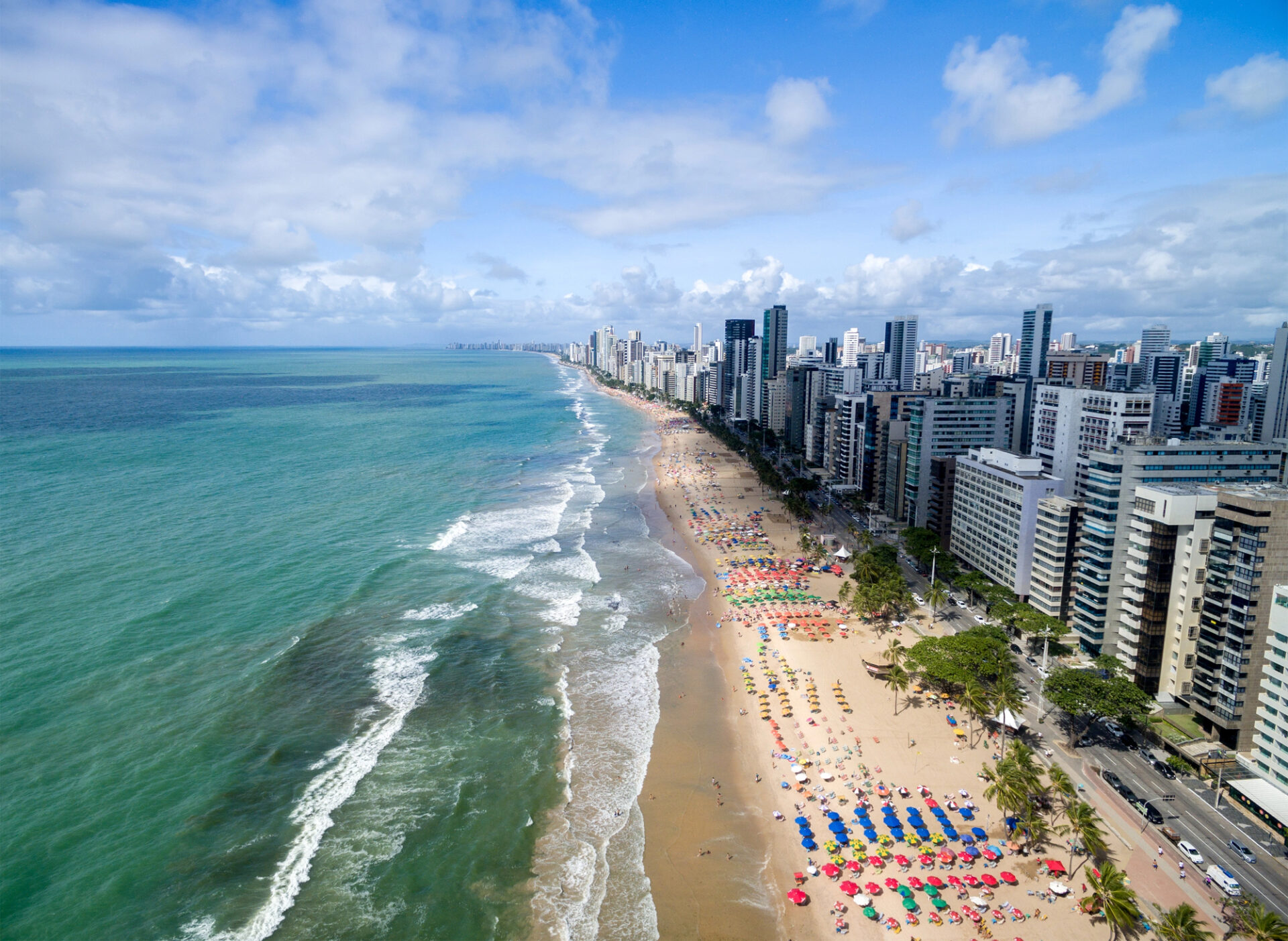 Praia de Boa Viagem - Recife - Pernambuco Vista aérea da Praia de Boa Viagem, principal praia de Recife, com a orla, avenida beira-mar e edifícios.