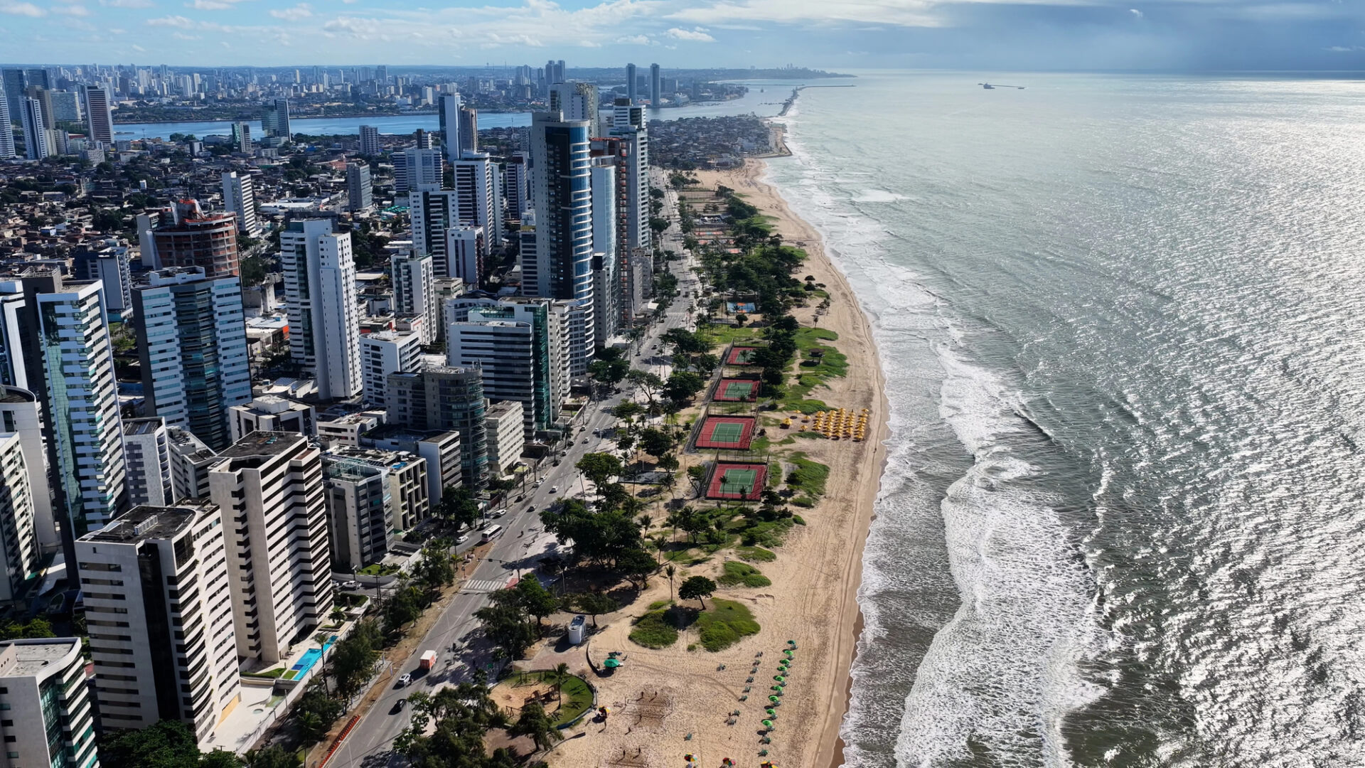 Praia do Pina - Recife - Pernambuco Vista aérea da Praia do Pina, em Recife, com faixa de areia larga, calçadão, quadras esportivas e edifícios à beira-mar.