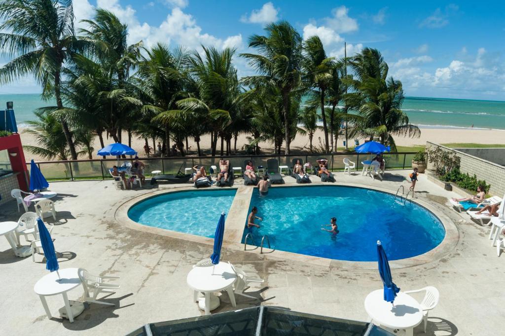 Hotel Dan Inn Mar Piedade - Jaboatão dos Guararapes Praia de Piedade em Jaboatão dos Guararapes, com piscina do Hotel Dan Inn em destaque e mar ao fundo.