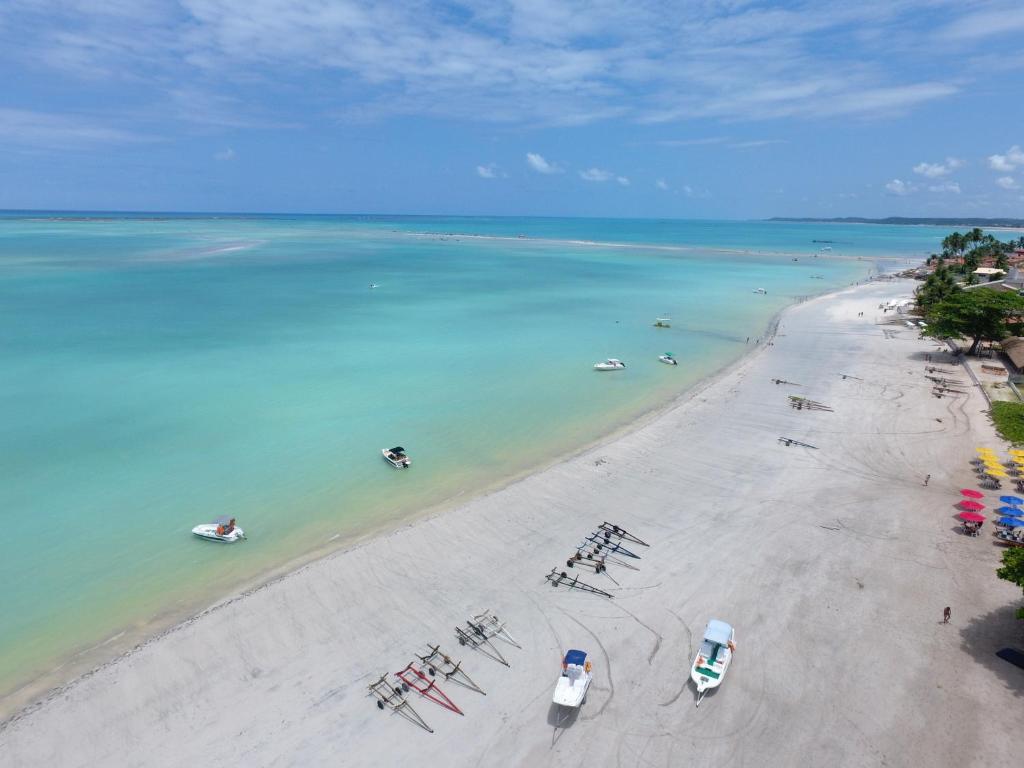 Praia de Barra Grande - Maragogi - Alagoas Praia de Barra Grande em Maragogi vista do alto, com mar azul-esverdeado e faixa de areia