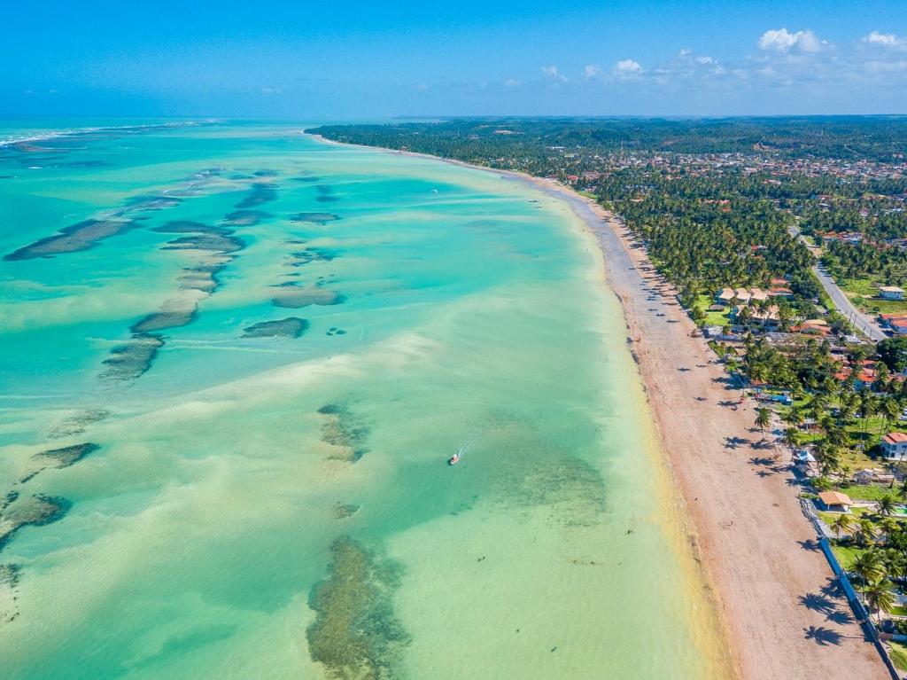 Praia de Peroba - Maragogi - Alagoas Praias de Peroba e Ponta de Mangue em Maragogi vistas do alto na maré baixa
